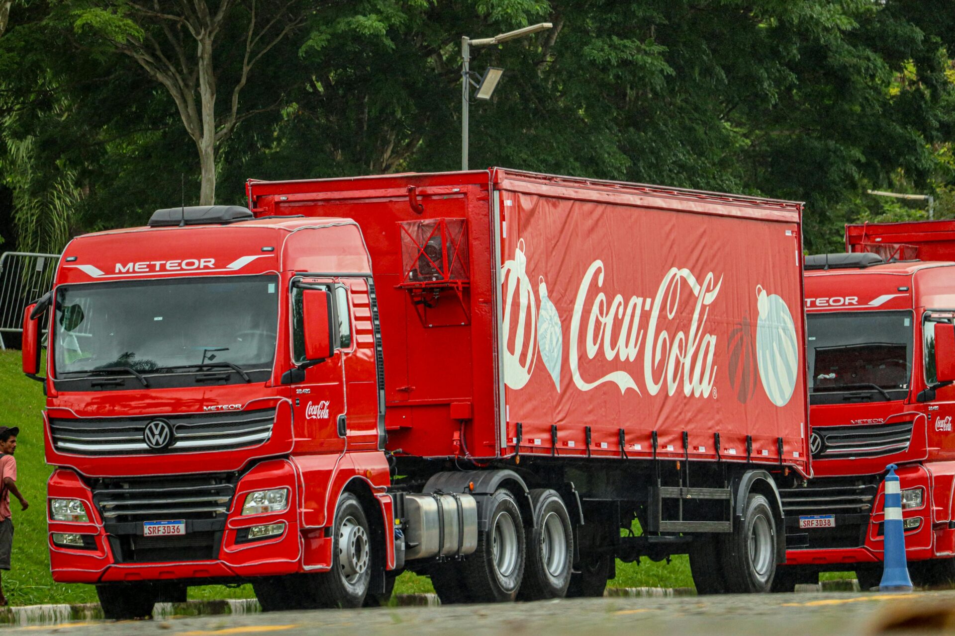 Roter Coca-Cola-Truck, der im Freien auf einer Stadtstraße geparkt ist.